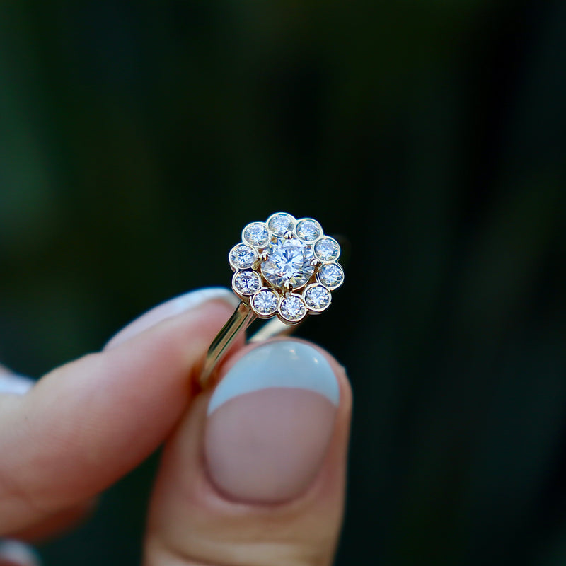 18ct Yellow Gold Diamond Daisy Style Ring