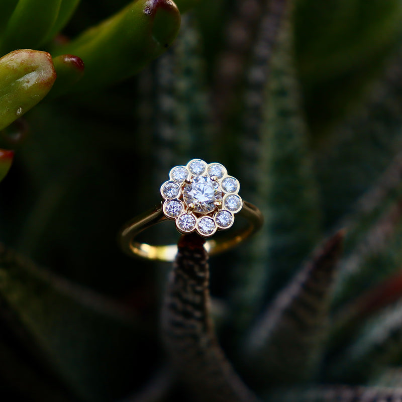 18ct Yellow Gold Diamond Daisy Style Ring