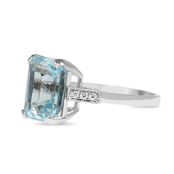 18ct White Gold Aquamarine and Diamond Ring