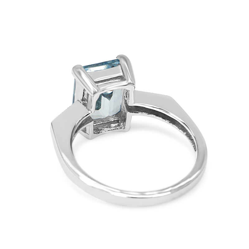 18ct White Gold Aquamarine and Diamond Ring