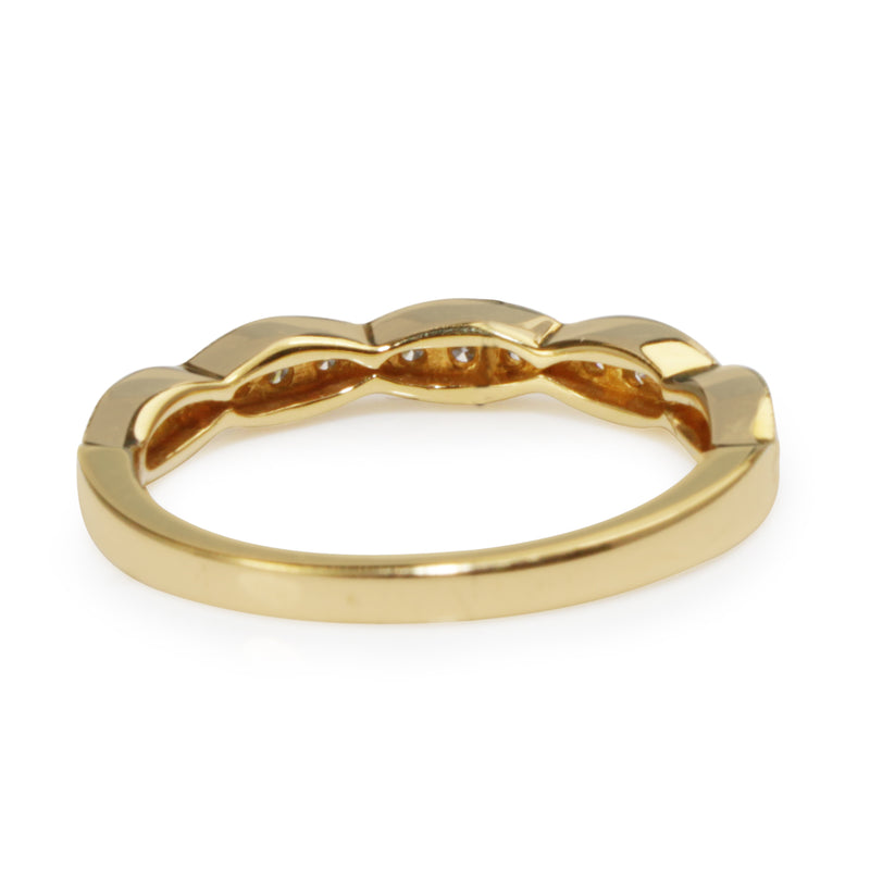 18ct Yellow Gold Scalloped Edge Diamond Band